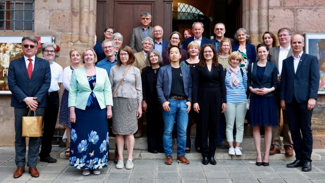 Projektpartnerinnen und -partner aus sieben verschiedenen Ländern gemeinsam bei der Ausstellungseröffnung in Nürnberg.